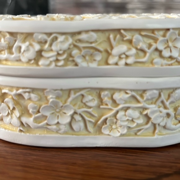 1980s Arnart Inc Imports Artificial Ivory Dynasty Resin Decorative Trinket Box - Picture 5 of 11